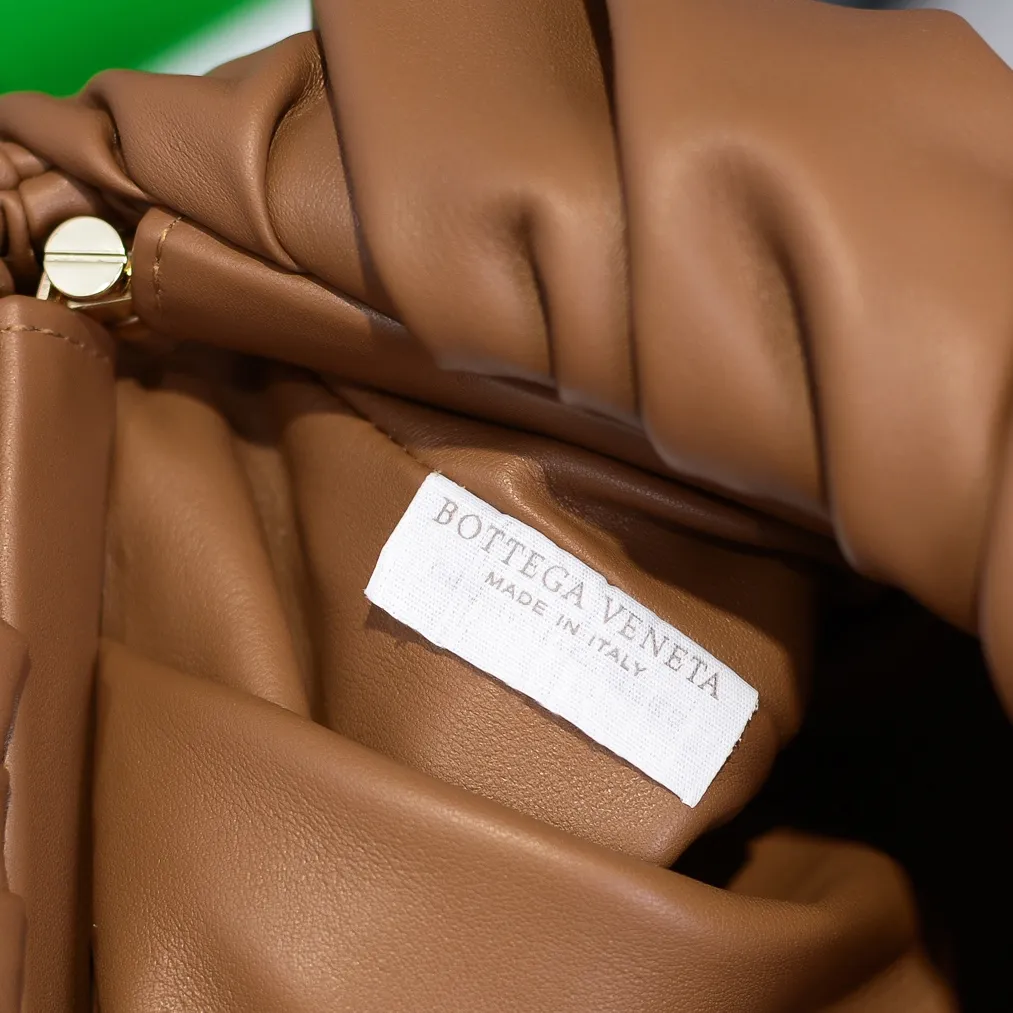 2020 new products will continue to upgrade the cloud bag to the вoттega veneтa chain cloud bag. It is still developed with imported original leather as standard. This hardware chain needs to be light on the upper body and can only be made of all-steel material. It is made of hollowed metal. You don’t have to worry about its weight. Major celebrity fashion bloggers have used it to attend fashion shows. Who can resist the charm of this large gold chain [smile] Style number: 6708# Size: 30*16*12